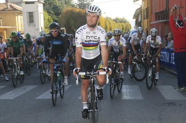 Mark Cavendish leads the bunch out
