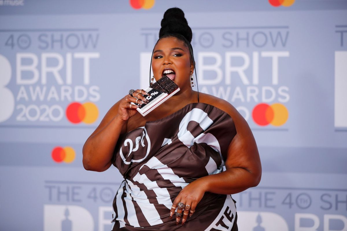 Lizzo vient de porter une vraie barre de chocolat aux BRIT Awards