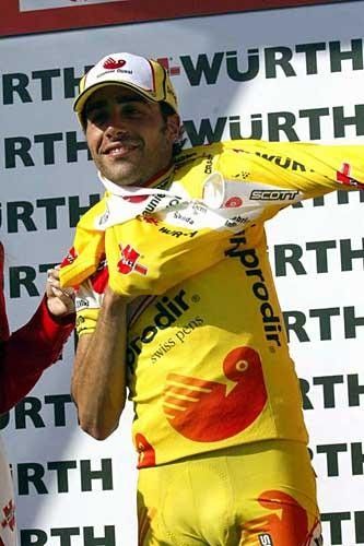 Koldo Gil (Saunier Duval-Prodir) dons the maillot jaune.