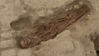 一具人类骨骼被埋葬在秘鲁