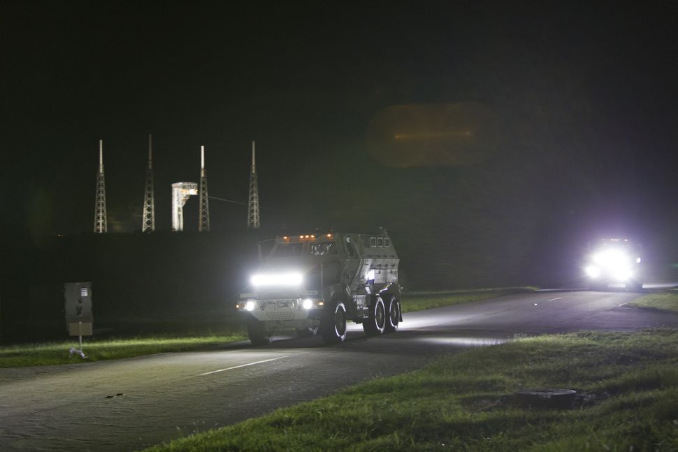 Astronauts Zip-Line to Safety in These NASA Emergency Evacuation Test ...