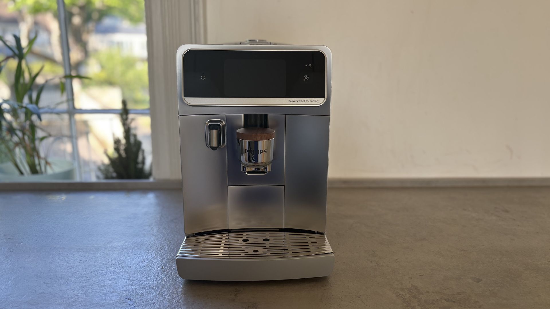 Testing the Philips Caf&amp;eacute; Aromis 8000 Series Bean to Cup Coffee Machine on the counter