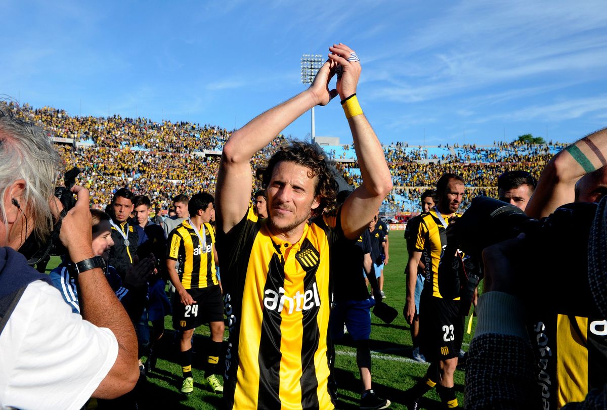 Diego Forlan of Penarol acknowledges the fans after a match, 2015