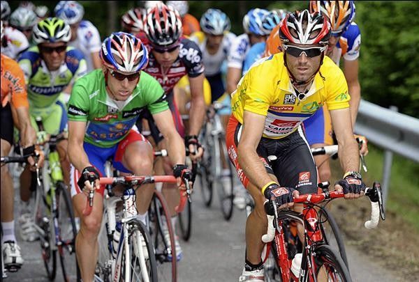 Levi Leipheimer (Astana) and Alejandro Valverde (Caisse d'Epargne) clad in green and yellow.