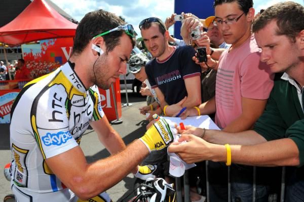 Mark Cavendish (HTC-Columbia) signs some autographs in Wanze.