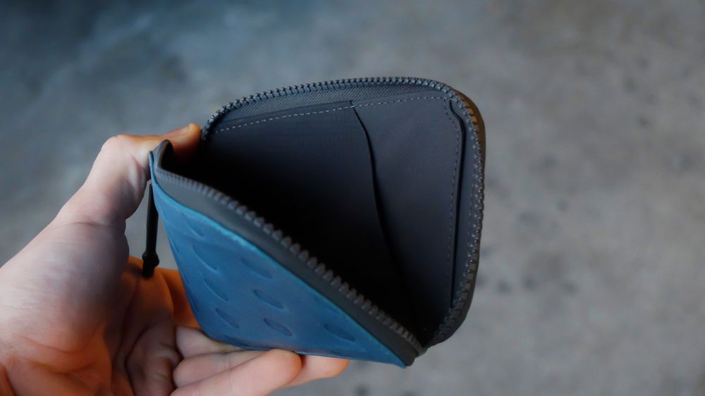 The two-side zipper enables easy access to the pocket