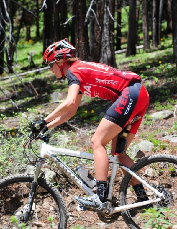 Heather Holmes (Kenda/Tomac/Hayes) riding in 6th place.