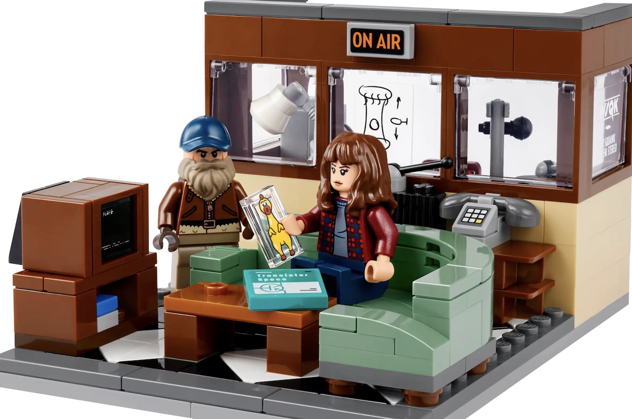 LEGO Stranger Things: WSQK Radio Station set