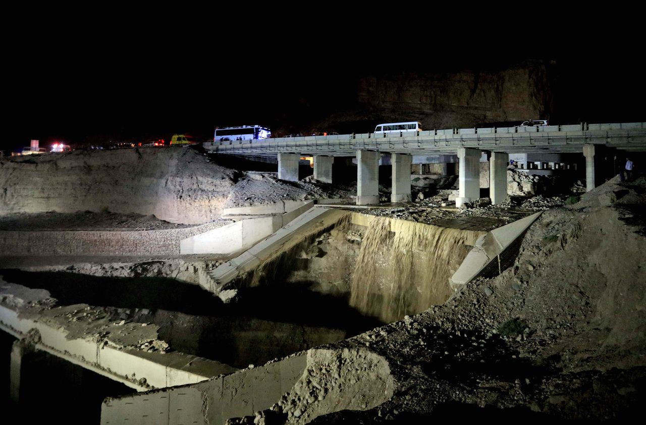 This picture shows the site of a bus accident near the Dead Sea in Jordan on October 25, 2018. - Flash floods in Jordan swept away a school bus on October 25, killing at least 17 people, most