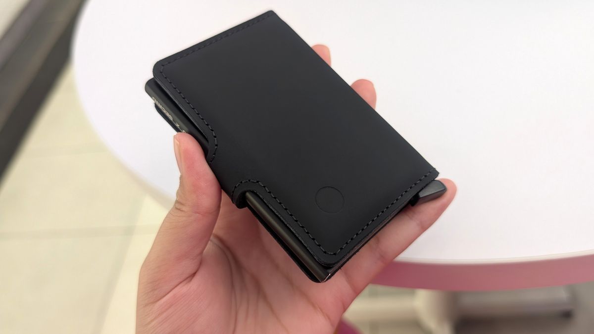 Chipolo x Secrid Trackable Miniwallet in black