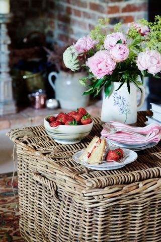 Lovatt thatched cottage cake and flowers