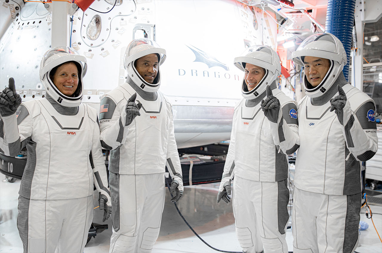 Los astronautas de SpaceX Crew-1, incluidos los astronautas de la NASA Shannon Walker, Victor Glover y Michael Hopkins y el astronauta de JAXA Soichi Noguchi, posan frente a su cápsula Dragon, "Resiliencia," en la sede de SpaceX en Hawthorne, California.