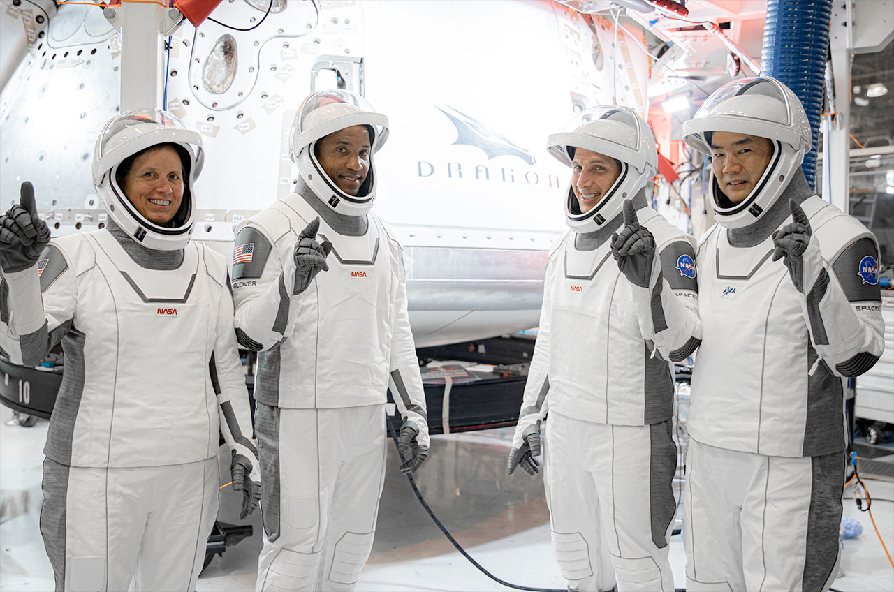 Astronauci SpaceX Crew-1, w tym astronauci NASA Shannon Walker, Victor Glover i Michael Hopkins oraz astronauta JAXA Soichi Noguchi, pozują przed swoją kapsułą Dragon, "Sprężystość," w siedzibie SpaceX w Hawthorne w Kalifornii.