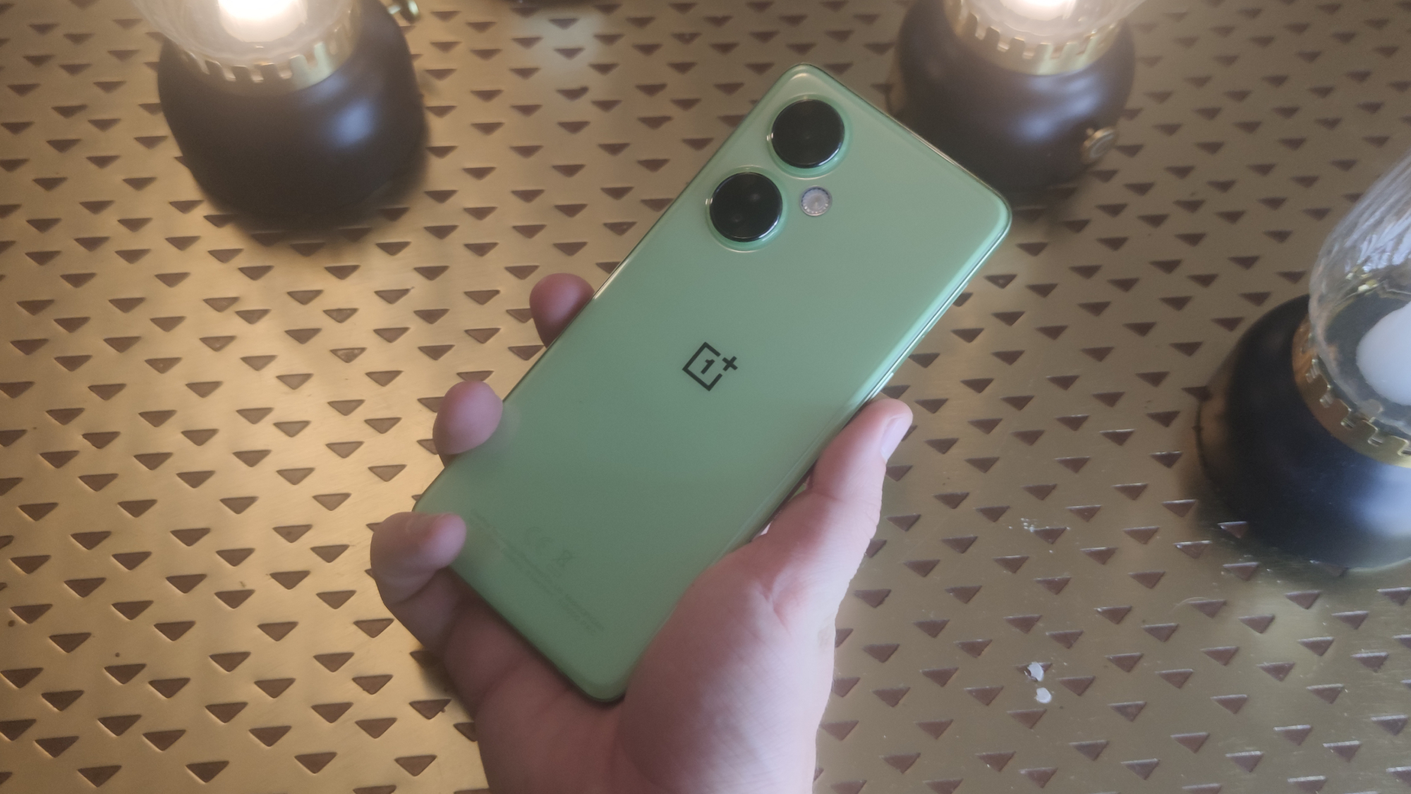 OnePlus Nord CE 3 Lite i grønt holdes i en hånd.