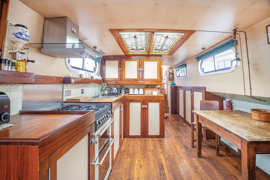 House for sale for around &pound;500,000: Eendracht, Thistleworth Marine, Isleworth, London TW7.