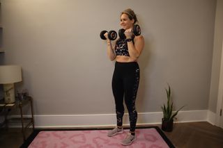 LDN Mum's Fitness founder Sarah Campus demonstrating a biceps curl