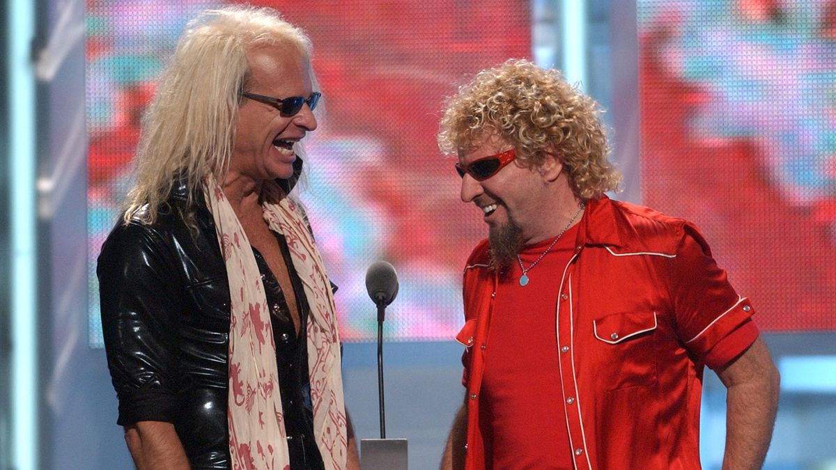 David Lee Roth and Sammy Hagar present the Best Rock Video award at the 2002 MTV Video Music Awards