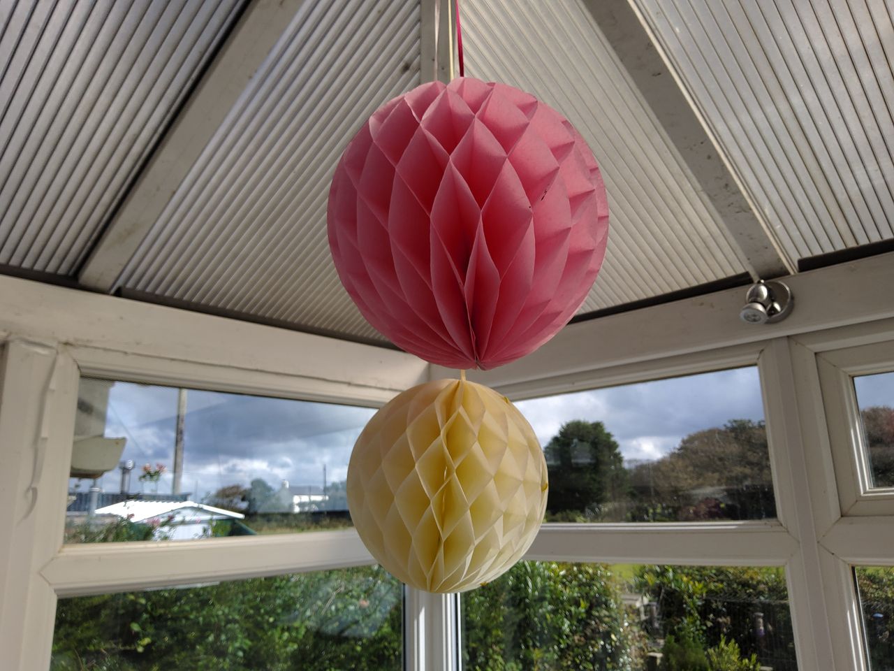 The hanging decoration is nice and sharp while the background light source isn&rsquo;t too washed out.