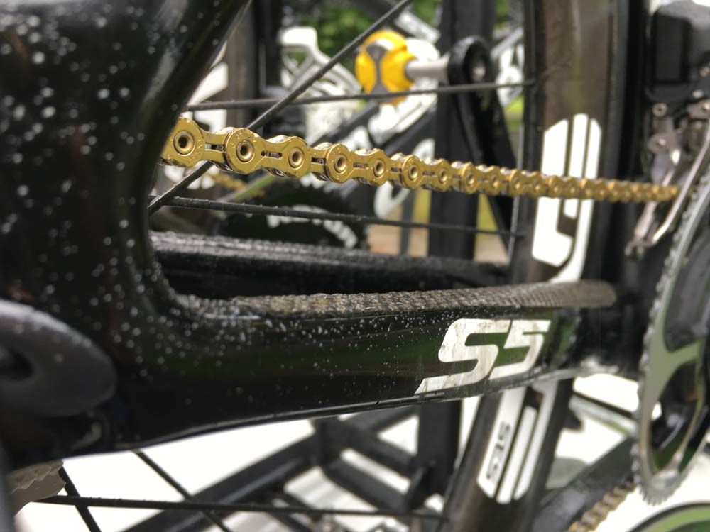 A gold KMC chain on Mark Cavendish's bike.