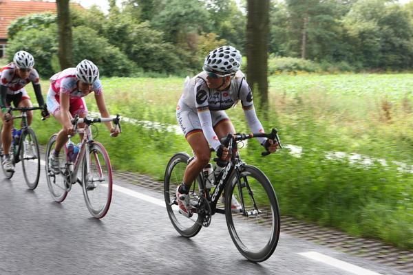 Charlotte Becker (Cervelo Test Team) looks for help By the end of the race, she sealed the series and became World Cup Champion, 2009.