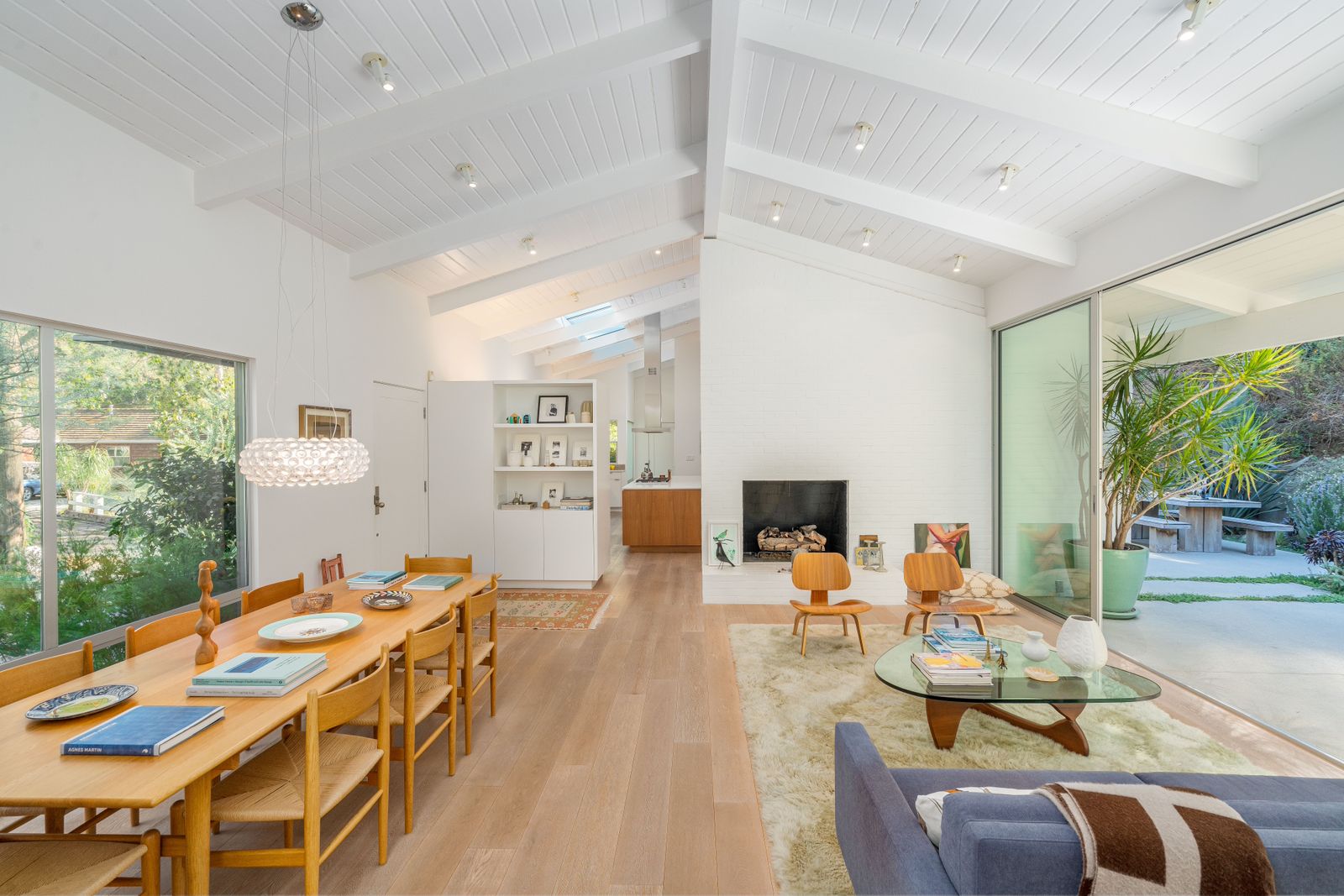 Remarkable modernist houses for sale in Los Angeles Wallpaper