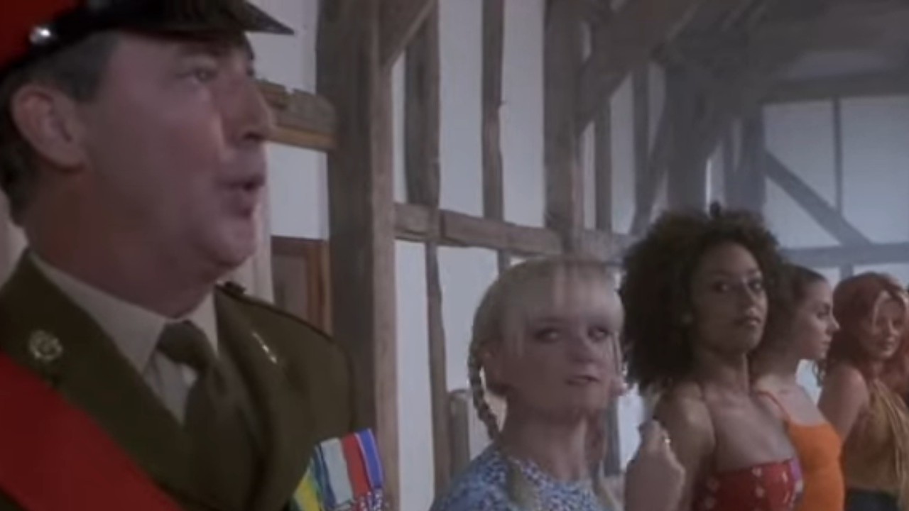 स्पाइस वर्ल्डमध्ये लक्ष वेधून उभ्या असलेल्या स्पाइस गर्ल्स