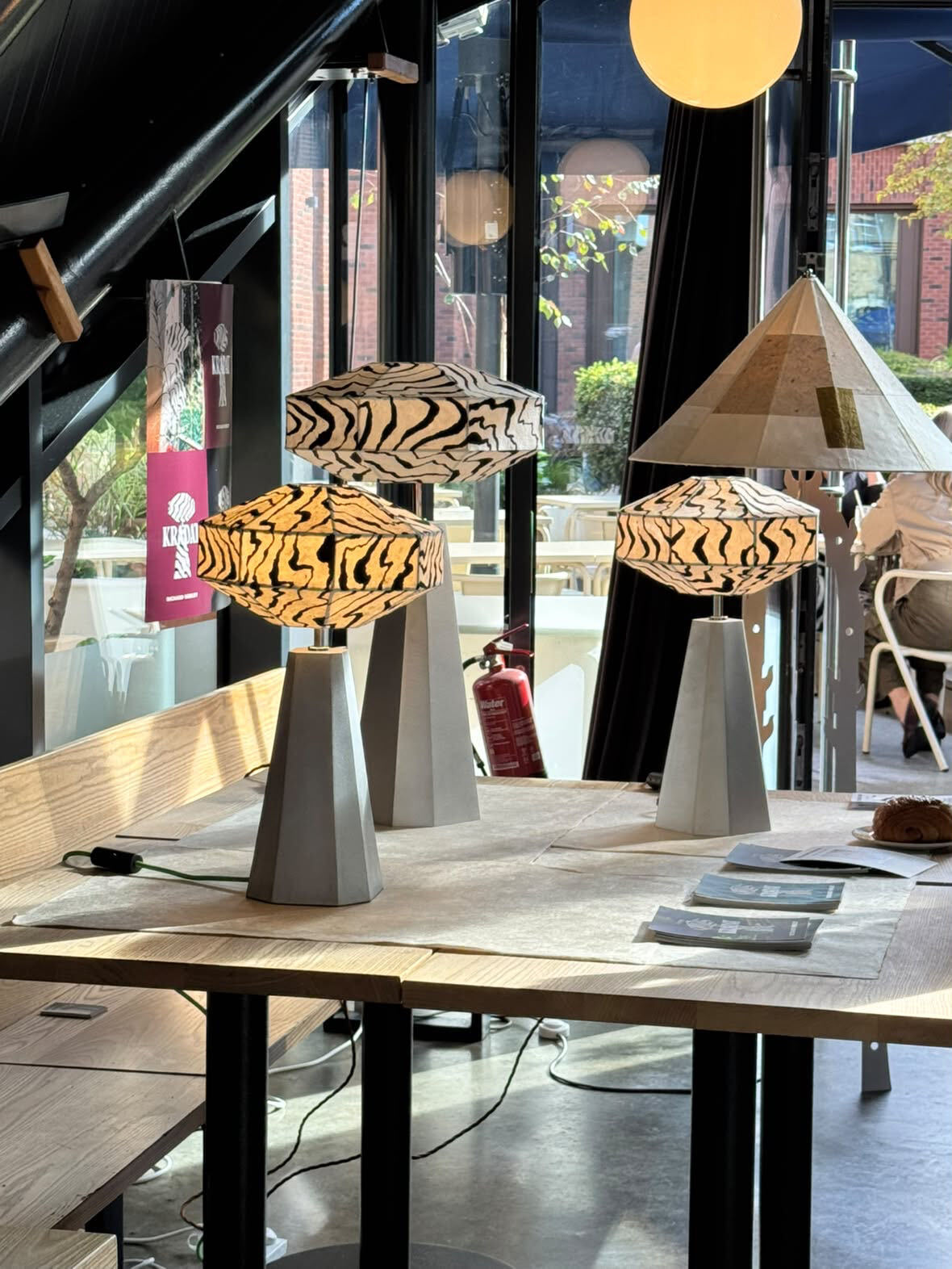 Richard Henley Design el çizimi kâğıt difüzörlü aydınlatma