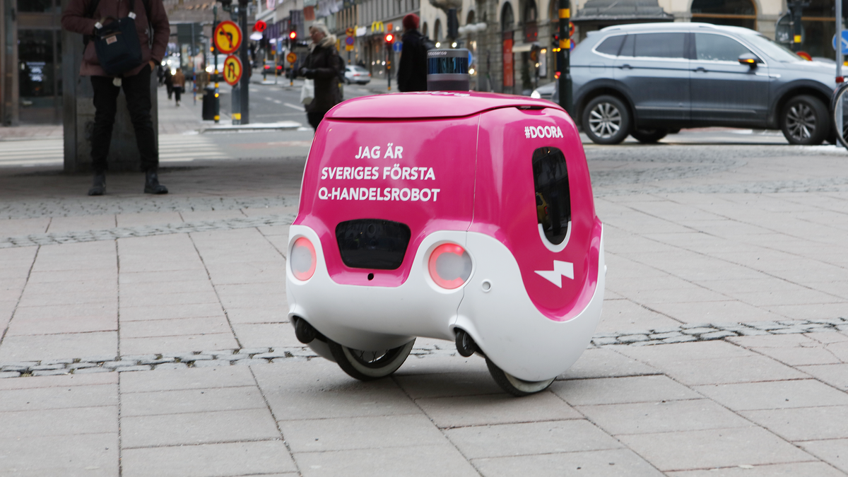 Tele2 / Foodora 5G delivery droid.