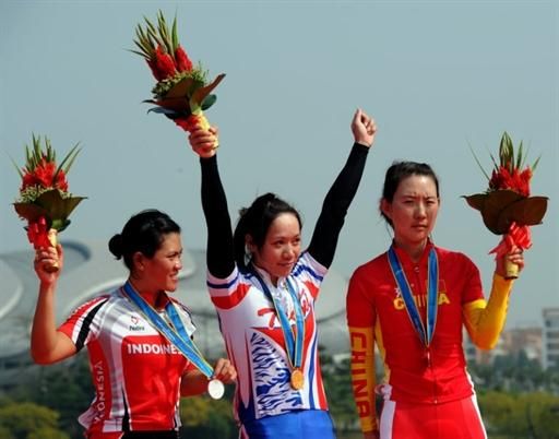 Women's road race podium (l-r): Santia Tri Kusuma (Indonesia), 2nd; Hsiao Mei Yu (Chinese Taipei), 1st; Zhao Na (People's Republic of China), 3rd