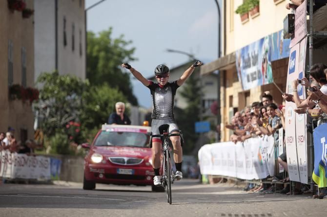 Evelyn Stevens (Specialized-lululemon) soloed to victory in stage 1b at the Giro del Trentino and takes over the race lead