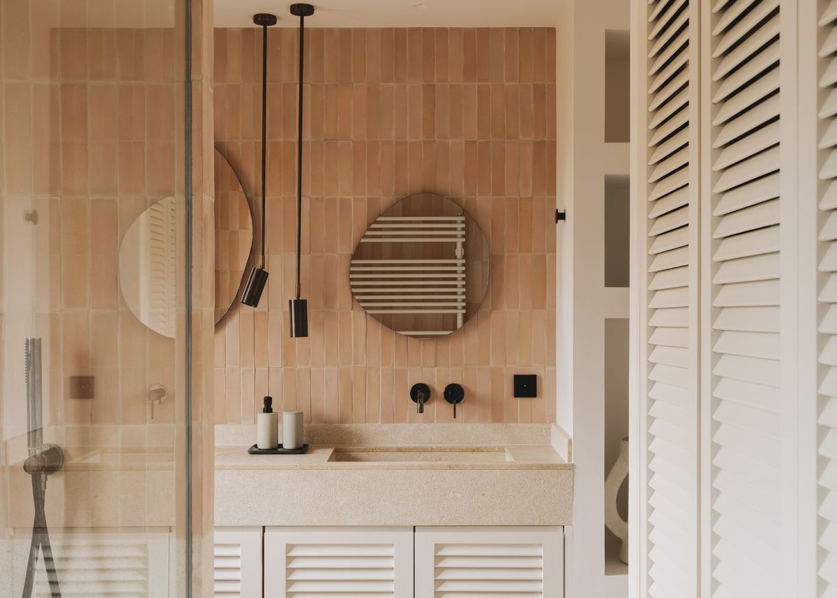 4 things that people with amazing-smelling bathrooms always do