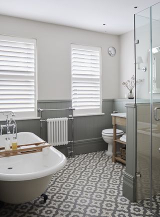 Family bathroom with panelling