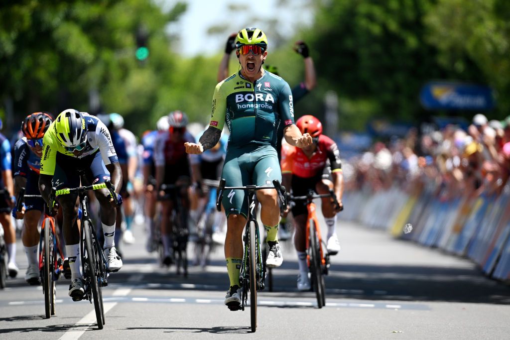 Sam Welsford (BORA-Hansgrohe) wins stage 1