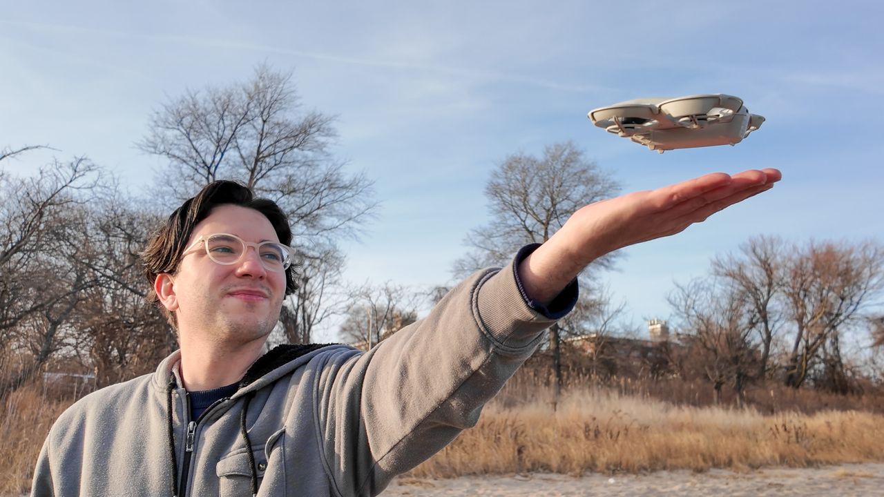 DJI Neo - Taking off from hand