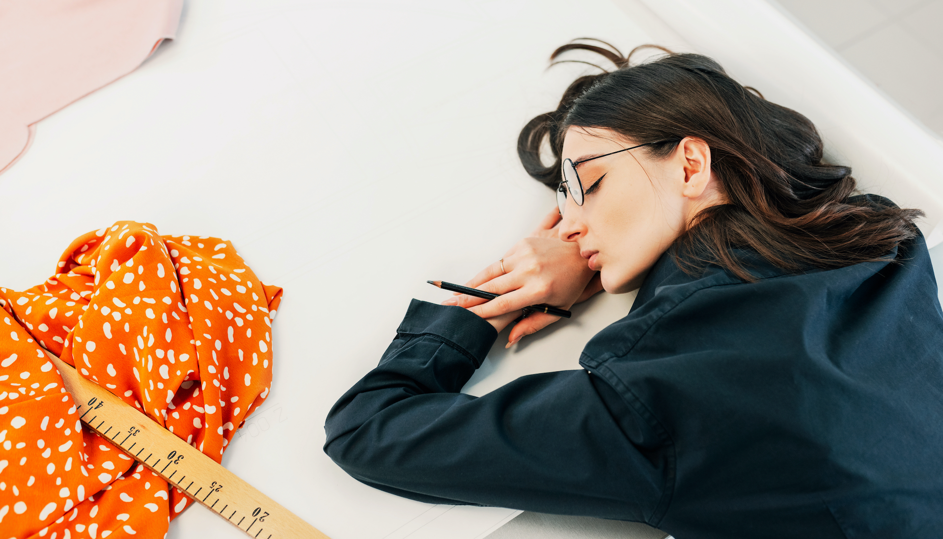 ¿Funciona la melatonina?  imagen de mujer durmiendo demasiado