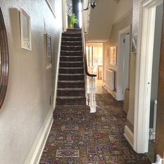 victorian hallway before with carpet