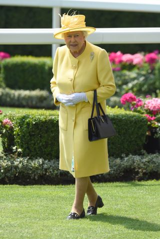 Queen Elizabeth and her handbag