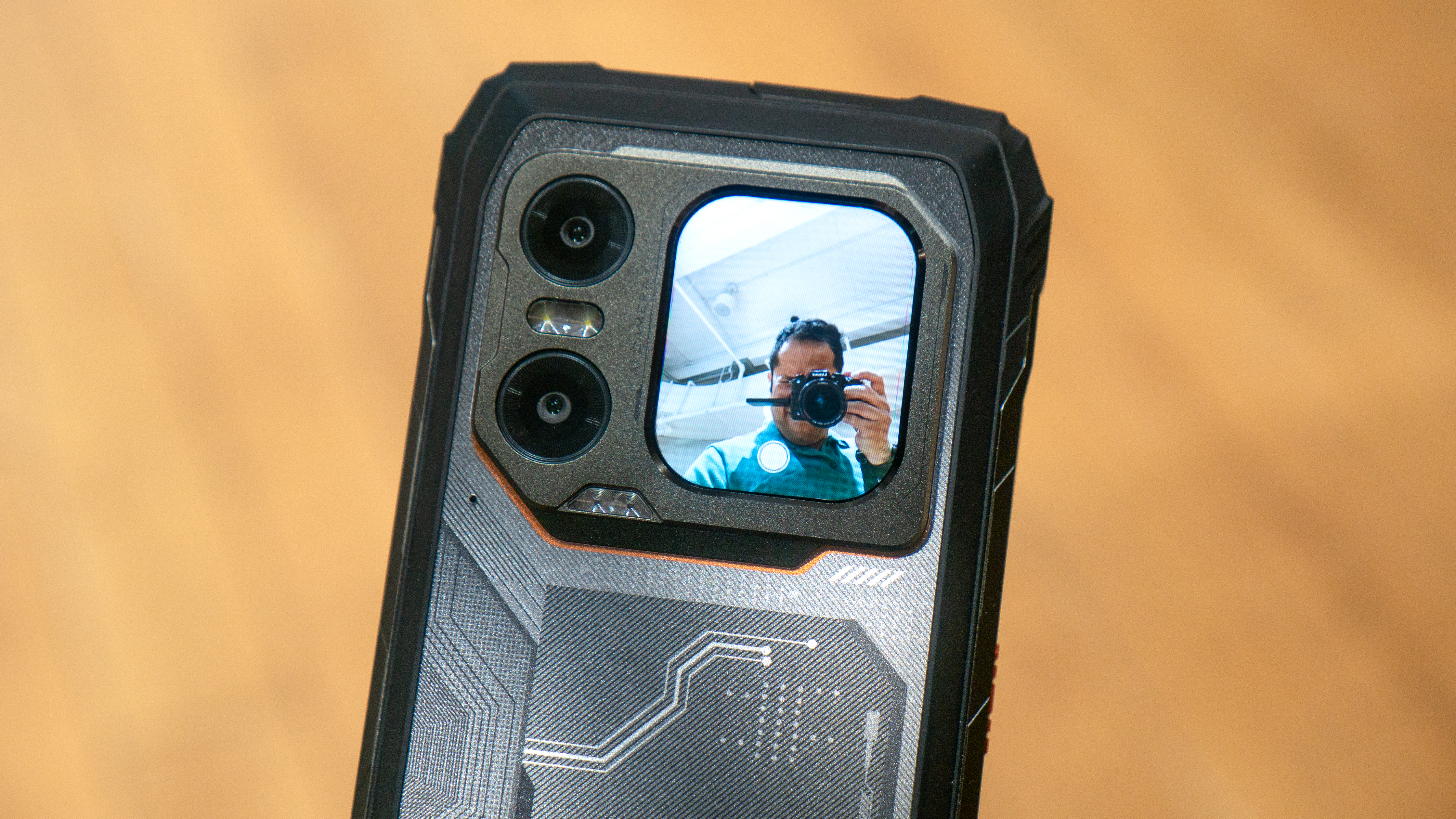 Blackview Xplore 1 Walkie Talkie rear screen closeup.