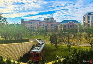 Huawei Lianqiu Lake R&D Center train