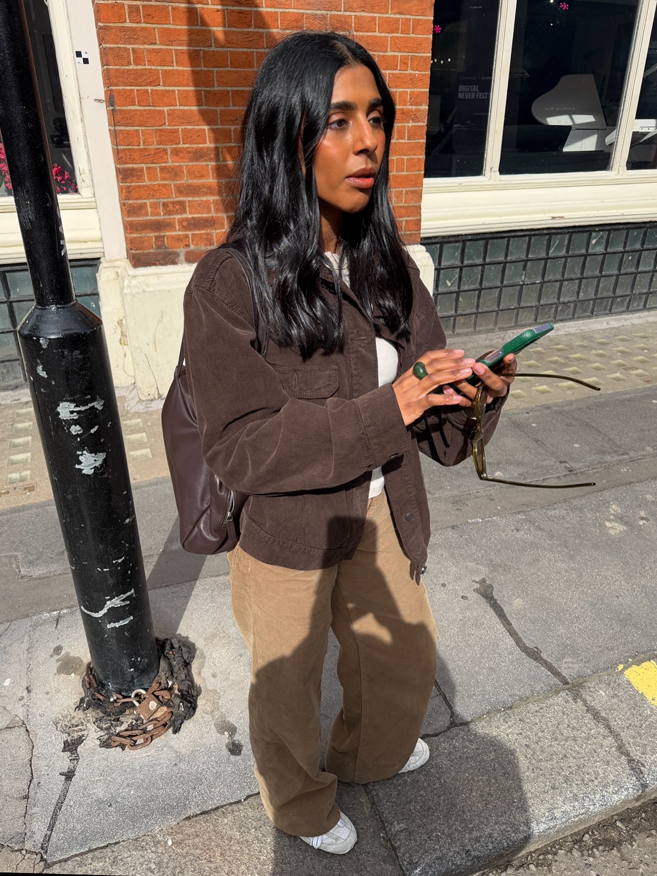 Spring trainers and jeans outfits