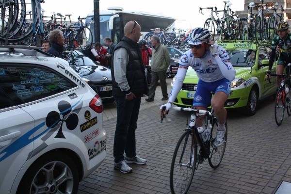 Yauheni Hutarovich (FDJ) rides to sign on.