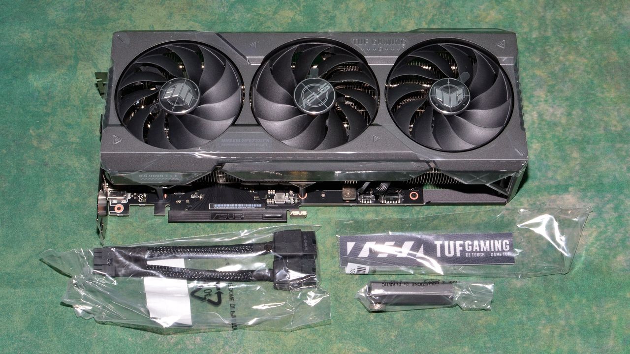 Asus RTX 4070 Ti Super TUF Gaming card photos and unboxing