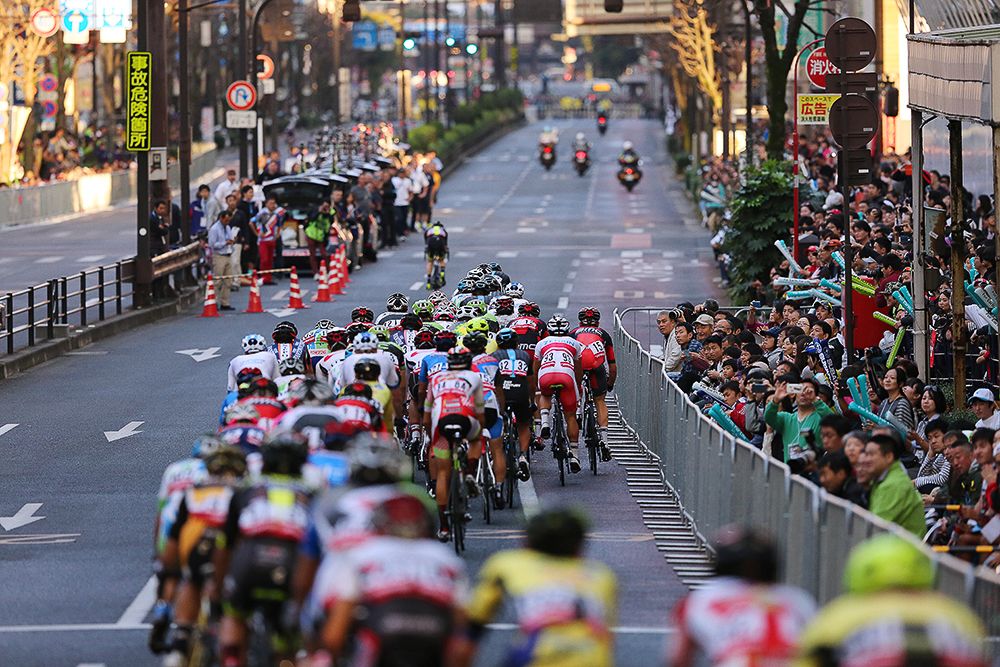 The peloton races through the streets of Utsunomiya