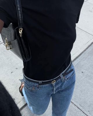 woman wearing high rise skinny jeans and belt