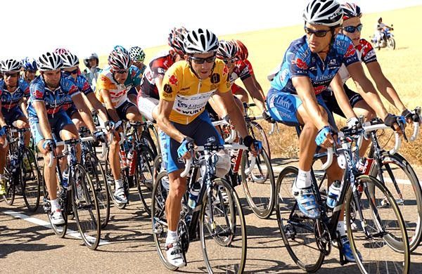 Igor Gonzalez De Galdeano (Liberty Seguros) checks if Heras is OK