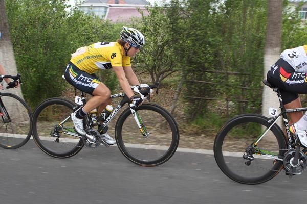 Ina-Yoko Teutenberg (HTC Highroad) in the leader's jersey.