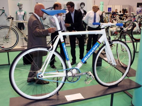 Urban fixie riders can look to Bianchi's Pista Dalmine with its flat bar and front and rear rim brakes.