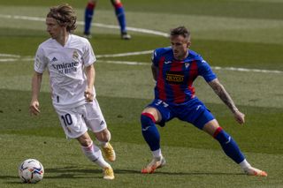 Luka Modric, left, turns away from Eibar’s Damian Kadzior