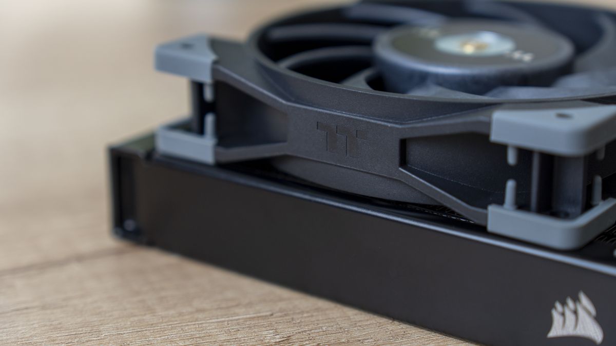 NF-A12x25 vs. Thermaltake Toughfan 12