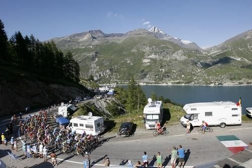 The autobus winds its way along stunning Alpine roads.